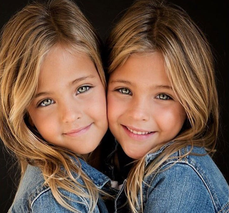 Две симпатичные близняшки